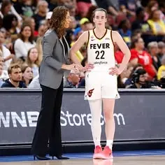 🚨 Caitlin Clark and the Fever coaching staff are making headlines AGAIN — and fans have plenty to say.