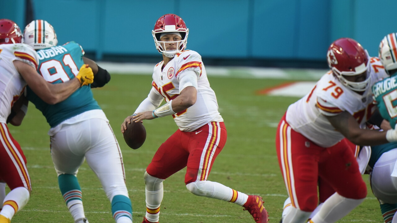 Mahomes, Chiefs clinch AFC West with 33-27 win over Dolphins