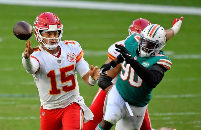 NFL Week 14 PFF ReFocused: Kansas City Chiefs 33, Miami Dolphins 27
