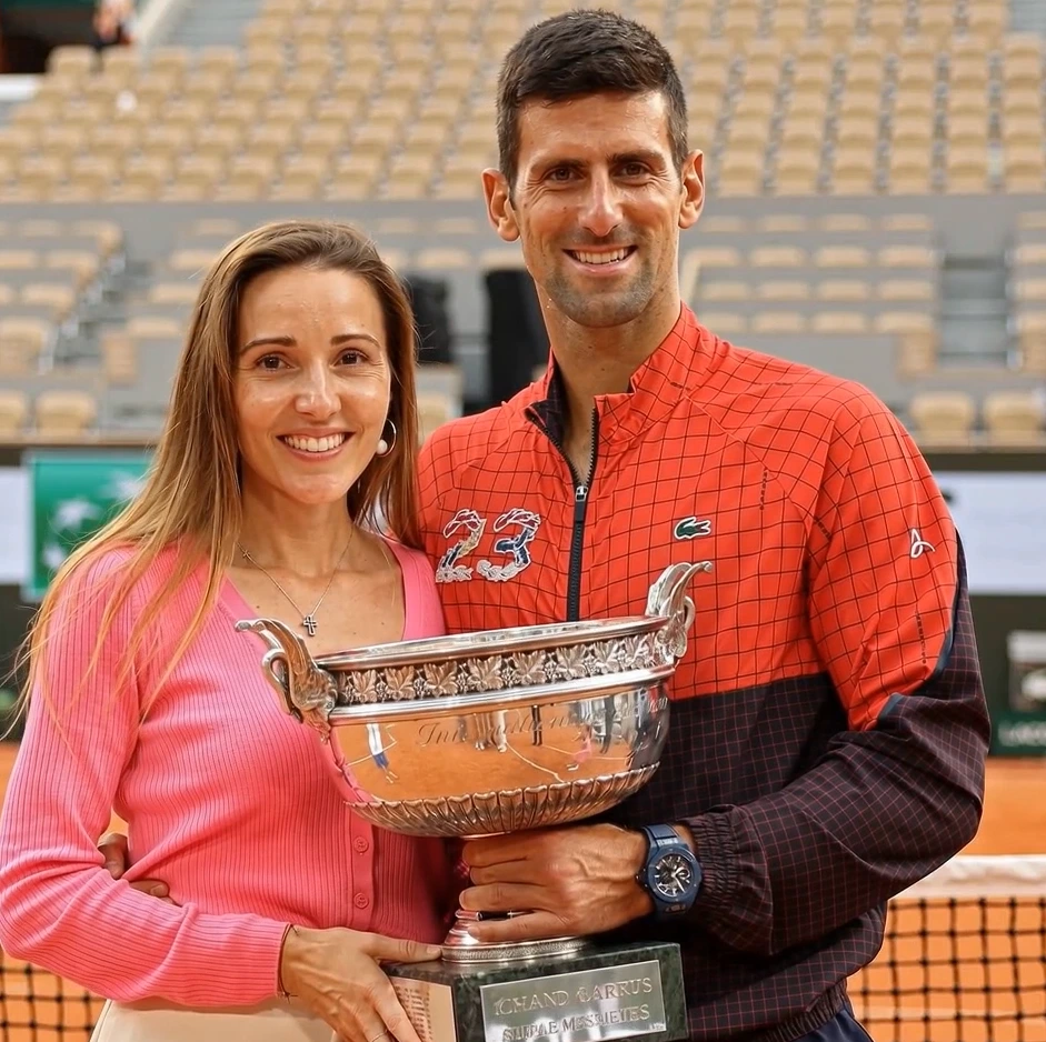 🚨 NOBODY EXPECTED THIS! A Tennis Champion Lifted the Trophy — But What Happened Moments Later Left the Entire Stadium Speechless! 😱🏆