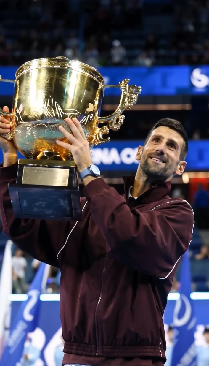 🚨 NOVAK DJOKOVIC LIFTS THE TROPHY — AND THE MOMENT SAYS MORE THAN ANY STATISTIC EVER COULD