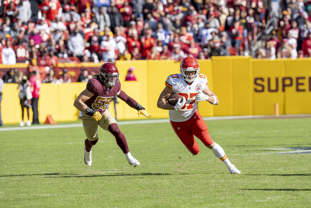 Cole Holcomb chasing Travis Kelce OCT2021 (archival photograph)